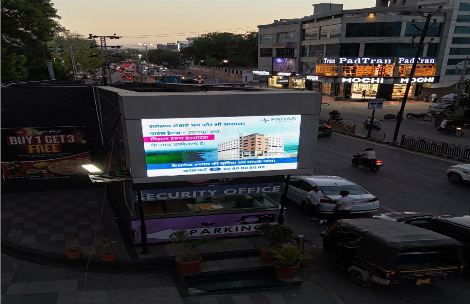 Aayad Pulia FHD LED screen — live ad at peak evening traffic, Ashok Nagar